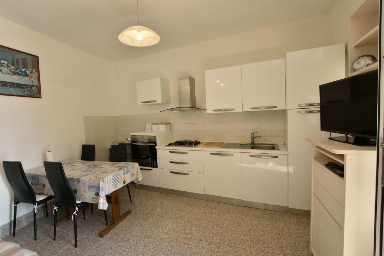 Apartment Milka Примоштен Экстерьер фото